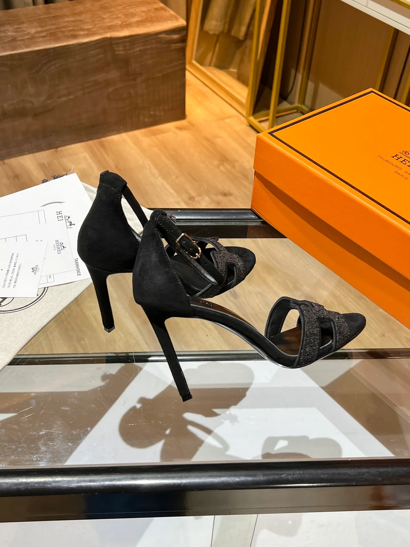 👟👟Ex-factory price 600👟👟 Hermès high-heeled sandals Hermès high-heeled shoes are the simplest, most durable and elegant I have ever seen! ! ! It can hold any style, and the height of 10.5cm is easy to control. Each color has its own unique style. You must buy this one, it is really easy to wear and look good! size: 35-40 (34.40.41 customization is non-returnable and non-exchangeable)